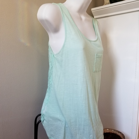 Tank top🦋 - Picture 2 of 4